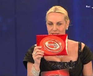 Sanremo 2010, Antonella Clerici con la busta dei tre finalisti