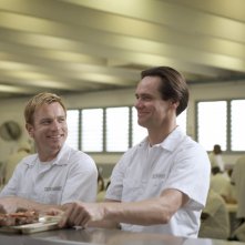 Ewan McGregor e Jim Carrey detenuti sorridenti nel film I Love You Phillip Morris