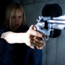 Judy Dutton (Radha Mitchell) armata di pistola in una sequenza di The Crazies