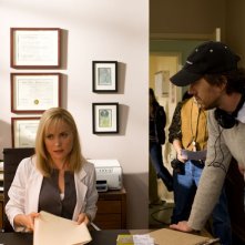 L Attrice Radha Mitchell E Il Regista Breck Eisner Sul Set Del Film The Crazies 147547