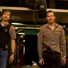 Russell (Joe Anderson) e David (Timothy Olyphant) in una scena del film The Crazies