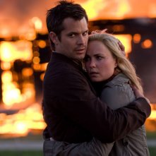 Timothy Olyphant Abbraccia Radha Mitchell In Una Scena Del Film The Crazies 147552