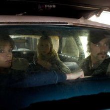 Una scena in auto con Danielle Panabaker, Radha Mitchell e Joe Anderson nel film The Crazies