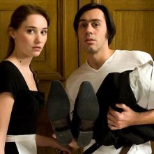 Emmanuel Mouret e Déborah François in una scena della commedia Fammi divertire