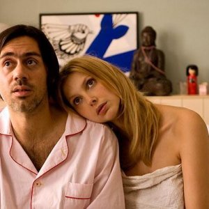 Emmanuel Mouret e Frédérique Bel in un'immagine tratta da Fammi divertire