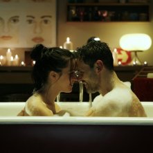 Veronica Sanchez e Roberto Enríquez in un'immagine romantica tratta dal film Gordos