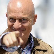 Claudio Bisio è Lello nella serie Due imbroglioni e mezzo