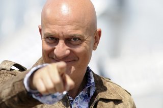 Claudio Bisio è Lello nella serie Due imbroglioni e mezzo