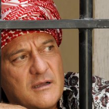 Claudio Bisio nel ruolo di Lello nella serie Due imbroglioni e mezzo