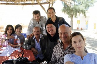 Il regista Franco Amurri con il cast di Due imbroglioni e... mezzo!