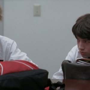 Jeremy Allen White e Ezra Miller in una scena del film Afterschool