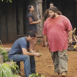 Jorge Garcia e Matthew Fox in un momento dell'episodio Lighthouse di Lost