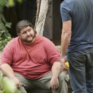 Jorge Garcia e Matthew Fox in una scena dell'episodio Lighthouse di Lost