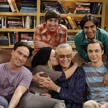 La guest star Stan Lee con il cast di The Big Bang Theory per l'episodio The Excelsior Acquisition