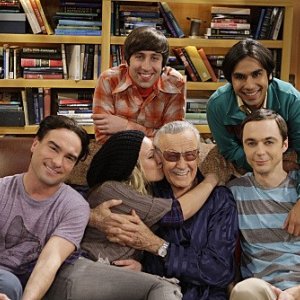 La guest star Stan Lee con il cast di The Big Bang Theory per l'episodio The Excelsior Acquisition