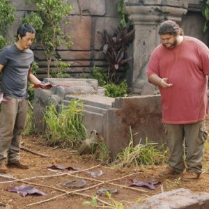 Lost: Jorge Garcia e Matthew Fox in una scena dell'episodio Lighthouse