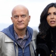 Sabrina Ferilli nel ruolo di Gina e Claudio Bisio nel ruolo di Lello nella serie Due imbroglioni e mezzo