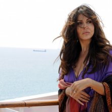 Sabrina Ferilli nel ruolo di Gina in una scena della serie Due imbroglioni e mezzo