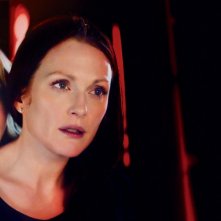 Amanda Seyfried e Julianne Moore in un'immagine del film Chloe