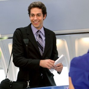 Chuck (Zachary Levi) in aeroporto nell'episodio Chuck Vs. First Class