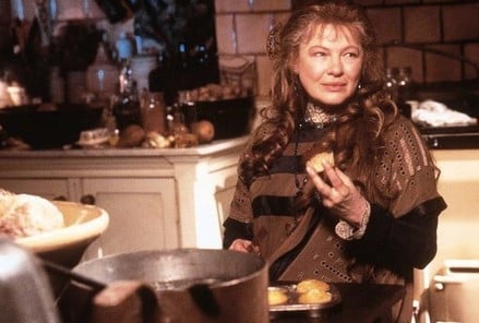 Dianne Wiest in una scena di Amori & Incantesimi.
