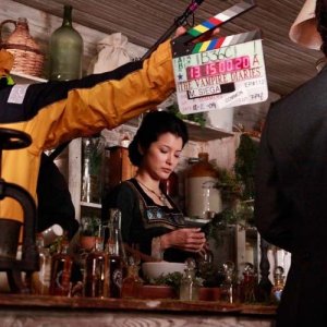Ian Somerhalder (di spalle) e Kelly Hu durante il ciak di una scena dell'episodio Children of the Damned di Vampire Diaries