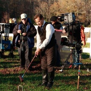 James Remar gioca a cricket durante le riprese dell'episodio Children of the Damned di The Vampire Diaries