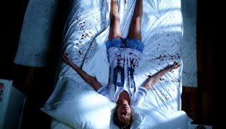 Katie Cassidy in un'insanguinata sequenza del film Nightmare