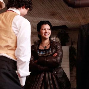 La sorridente Kelly Hu sul set dell'episodio Children of the Damned di Vampire Diaries