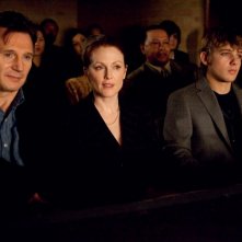 Liam Neeson, Julianne Moore e Max Thieriot nel film Chloe