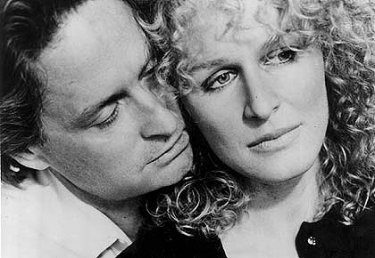 Michael Douglas e Glenn Close in una immagine promo di Attrazione fatale