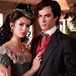 Nina Dobrev e Ian Somerhalder posano per una foto dell'episodio Children of the Damned
