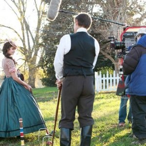 Nina Dobrev e James Remar (di spalle) durante le riprese di una scena dell'episodio Children of the Damned