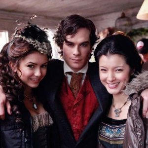 Nina Dobrev, Ian Somerhalder e Kelly Hu si fanno fotografare sul set di The Vampire Diaries