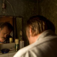 Ursula Strauss e Johannes Krisch, di riflesso nello specchio, in un'immagine del film Revanche