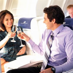 Zachary Levi e Kristin Kreuk) brindano in un momento dell'episodio Chuck Vs. First Class