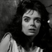 Barbara Steele in una scena dell'horror La maschera del demonio
