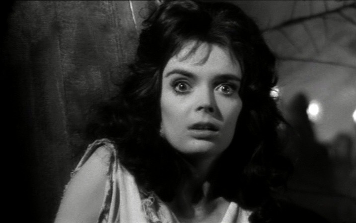 Barbara Steele in una scena dell'horror La maschera del demonio