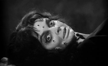 Barbara Steele in una scena horror del film La maschera del demonio