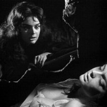 Barbara Steele in una sequenza del film La maschera del demonio