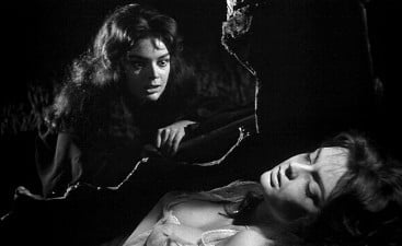 Barbara Steele in una sequenza del film La maschera del demonio