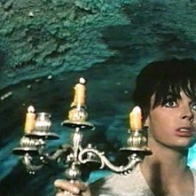 Barbara Steele in una sequenza del film L'orribile segreto del dottor Hichcock (1962)