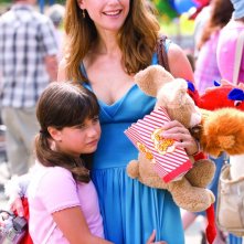 La piccola Ella Bleu Travolta con Kelly Preston in un'immagine del film Daddy Sitter