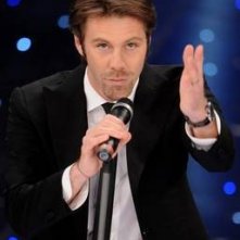 Sanremo 2010, Emanuele Filiberto di Savoia canta 'Italia amore mio'.