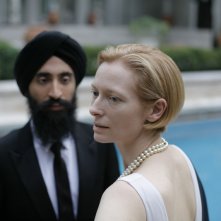 Tilda Swinton e Waris Aluwalia in una scena del film Io sono l'amore