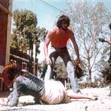 Don Backy con Lea Lander e George Eastman in una scena di Semaforo Rosso (Cani arrabbiati)