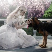 Anne Hathaway e il suo cucciolone in Alice in Wonderland di Tim Burton