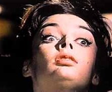 Barbara Steele in una scena del film L'orribile segreto del dottor Hichcock (1962)