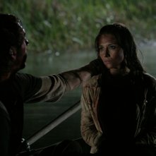 Ben (Joel David Moore) consola Marybeth (Tamara Feldman) in una scena di Hatchet