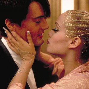 Elizabeth Berkley e Kyle Maclachlan in una scena del film Showgirls